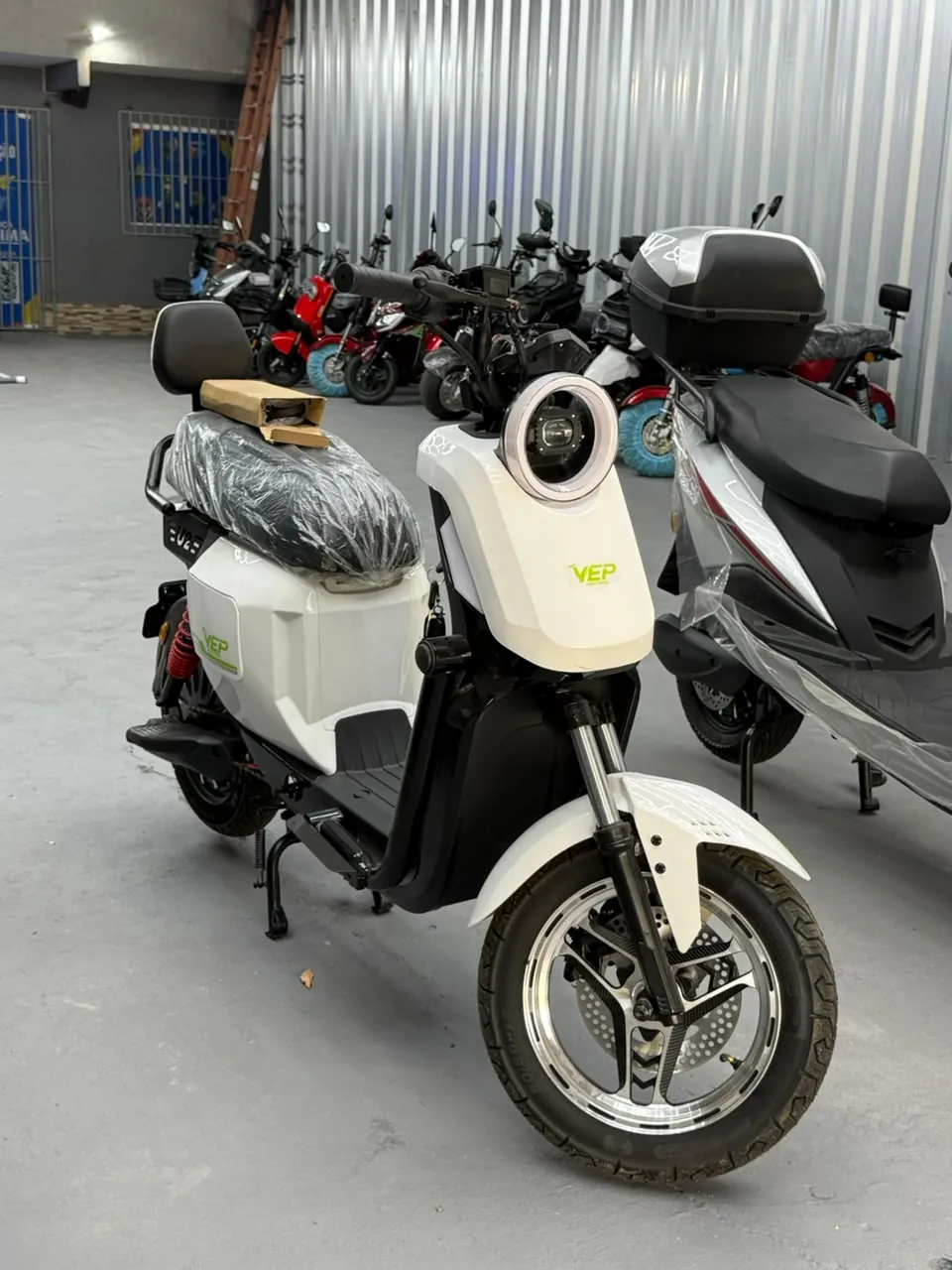Urbana Branca, moto elétrica da Golden Motors