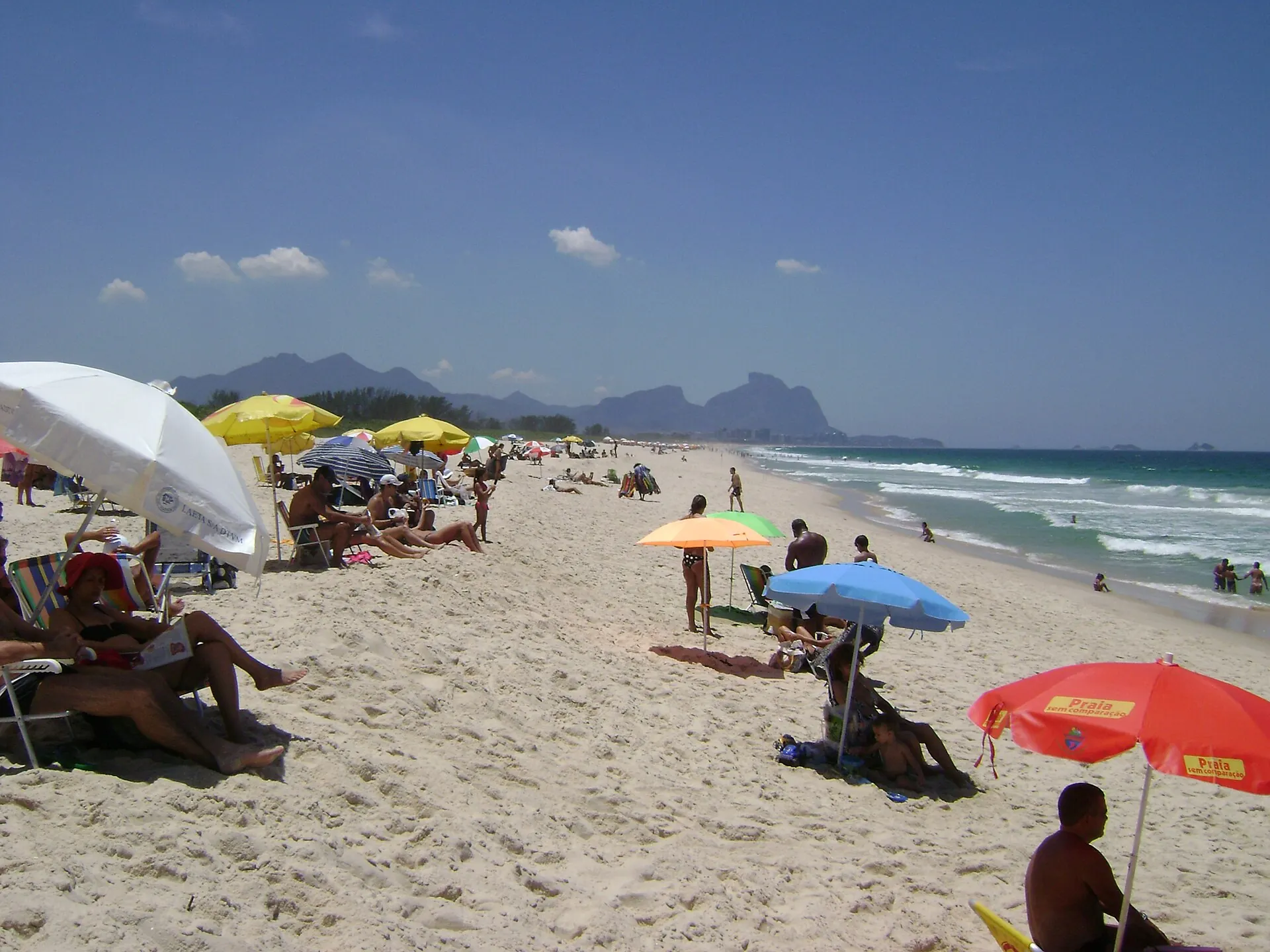 Praia da Barra da Tijuca, com a Pedra da Gávea ao fundo